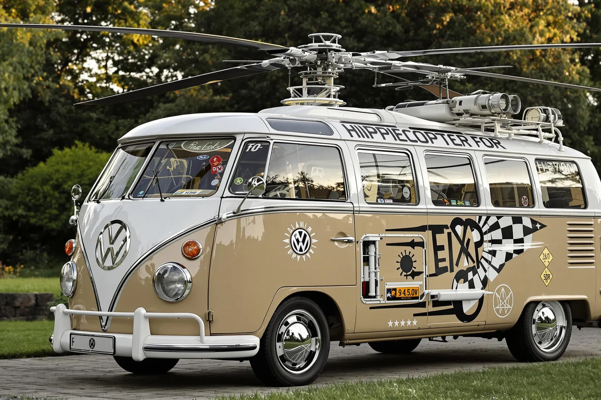 Un Combi Volkswagen T1 beige et blanc transformé en hélicoptère avec des pales de rotor sur le toit et des motifs hippie, exposé dans un jardin.