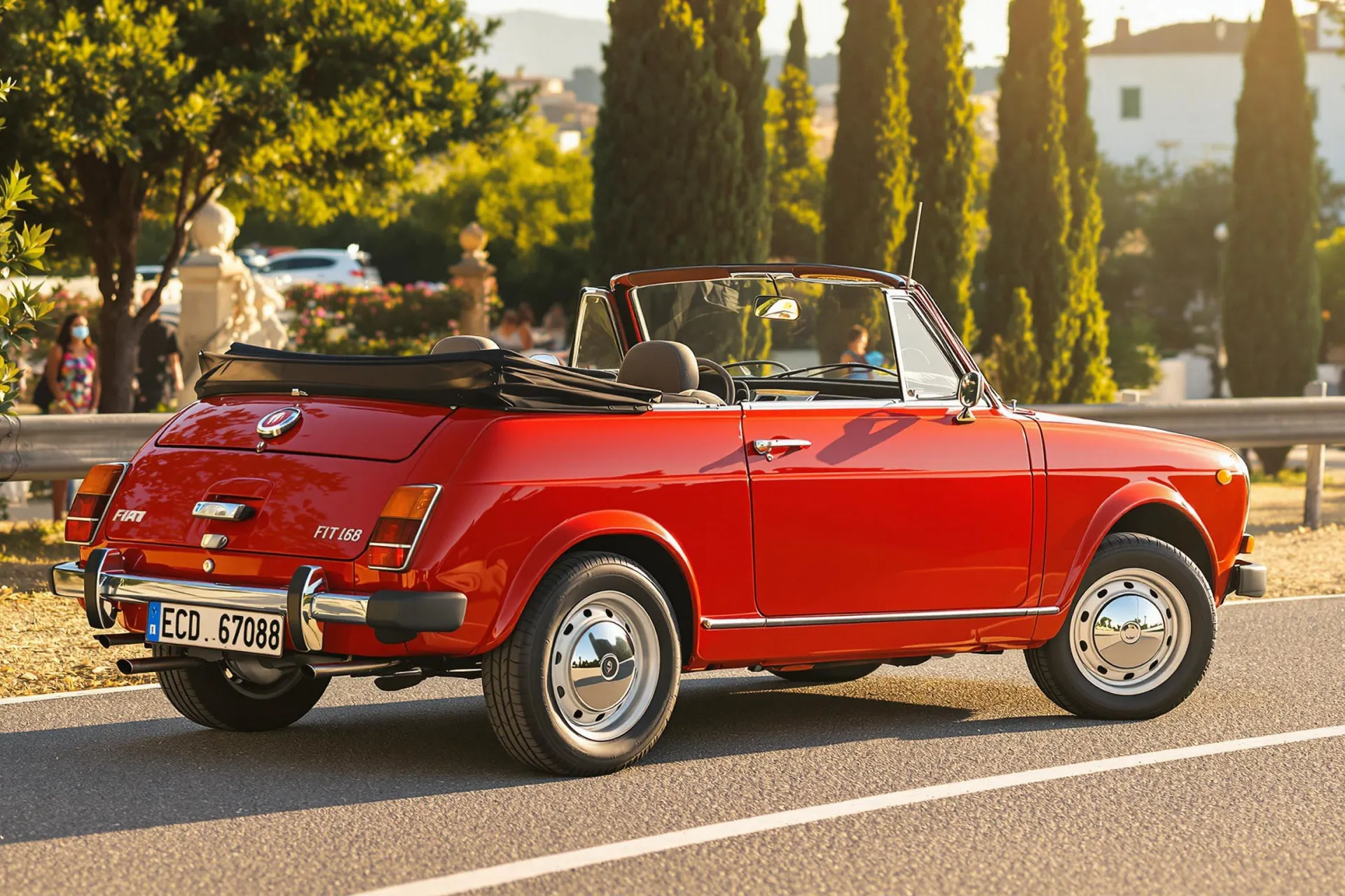 Une Fiat 126 Pop cabriolet rouge des années 90 parfaitement préservée, garée sur une route côtière italienne baignée de soleil avec sa capote baissée.