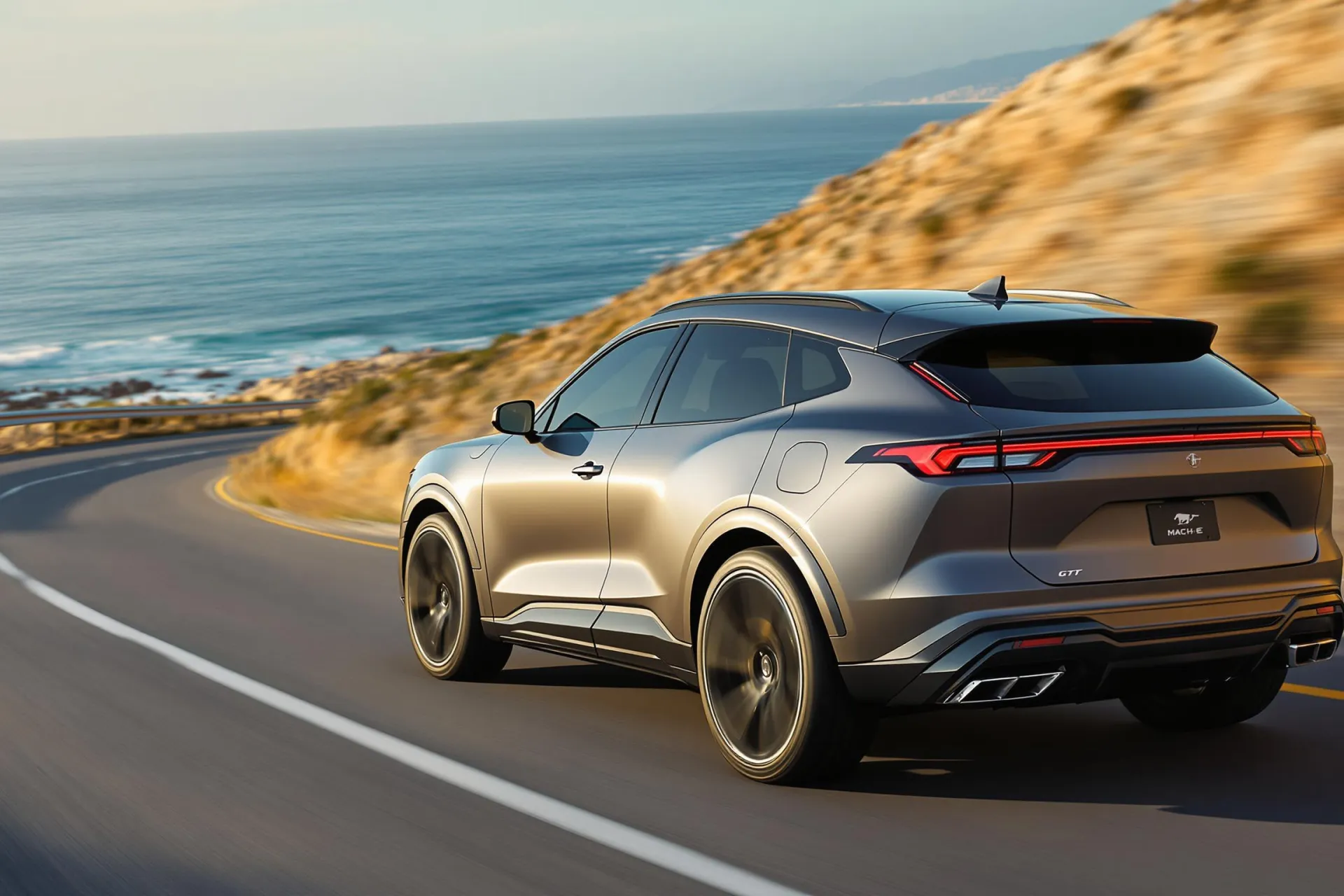 Une Ford Mustang Mach-E GT de couleur métallisée roule sur une route côtière sinueuse, mettant en valeur son design musclé et sportif sous la lumière dorée.