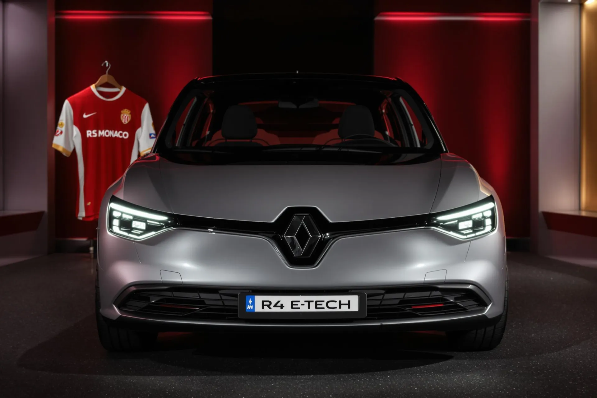La nouvelle Renault 4 E-Tech électrique exposée à côté d'un maillot officiel de l'AS Monaco arborant le logo du véhicule sur sa face avant.