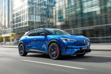 L'Alpine A390, SUV électrique sportif, roule dans un paysage urbain moderne.