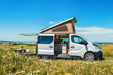 Un Dacia Dokker transformé en camping-car, stationné dans la campagne française ensoleillée.
