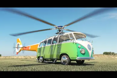 Un Combi Volkswagen transformé en hélicoptère rétro, stationné sur un champ ensoleillé.