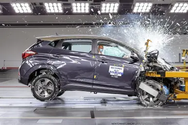 Une voiture Hyundai Inster subit un test de collision Euro NCAP avec des débris en suspension.