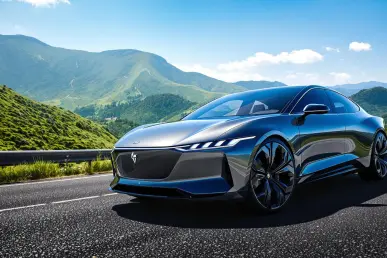 La Maextro S800, berline électrique, stationnée sur une route de montagne pittoresque.