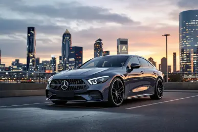 Une voiture hybride Mercedes moderne est garée dans un décor urbain éclairé.