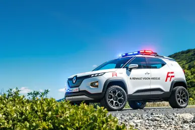 La Renault Vision 4rescue électrique est garée sur une colline verdoyante, prête pour les secours.