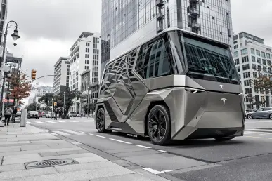 Un Tesla Cybertruck garé dans une ville, entouré de bâtiments modernes et rues animées.