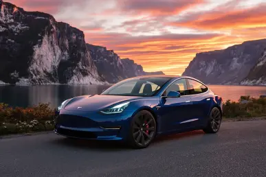 Une Tesla Model 3 bleue métallisée est stationnée devant un fjord norvégien au coucher du soleil.