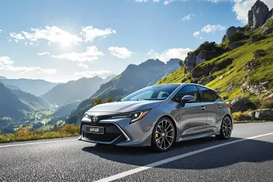 La Toyota GR Corolla stationnée sur une route de montagne avec un paysage européen.