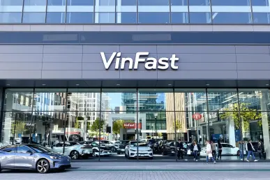 La façade moderne d'un magasin VinFast au Canada avec voitures électriques en vitrine.