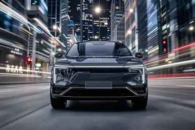 Le SUV électrique Xiaomi YU7 stationné dans une rue urbaine animée avec des gratte-ciels.