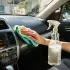Comment nettoyer efficacement l'intérieur de sa voiture avec des produits naturels