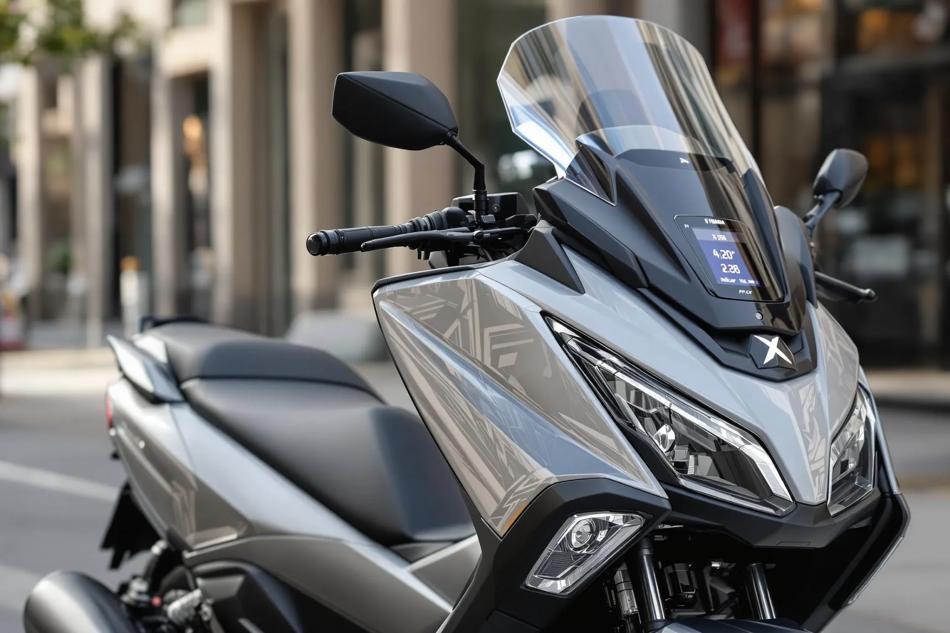 Un scooter Yamaha X-Max 125 Tech Max stationné dans une rue urbaine, montrant son tableau de bord TFT couleur et son pare-brise à réglage électrique.